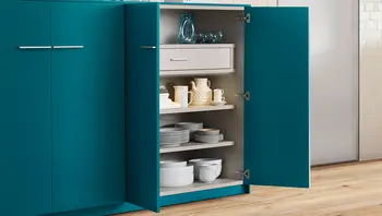 Blaue Kommode mit zwei Regalen, der eine moderne und funktionale Aufbewahrungslösung bietet.